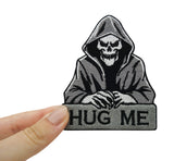 Sensenmann Patch gehalten von einer Frauenhand