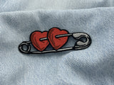 Sicherheitsnadel Patch auf hellblauer Jeans