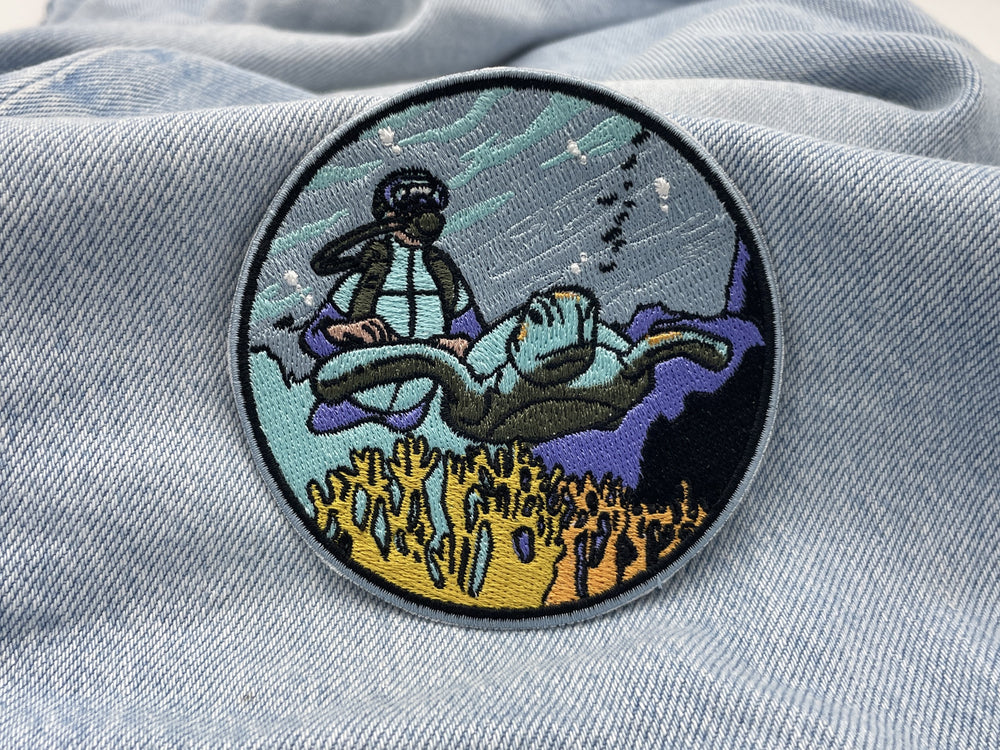 Schildkröten Taucher Patch auf hellblauer Jeans