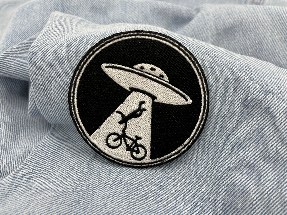 Alien Patch auf hellblauer Jeans