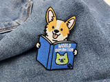 World Domination Hund Patch auf dunkelblauer Jeans