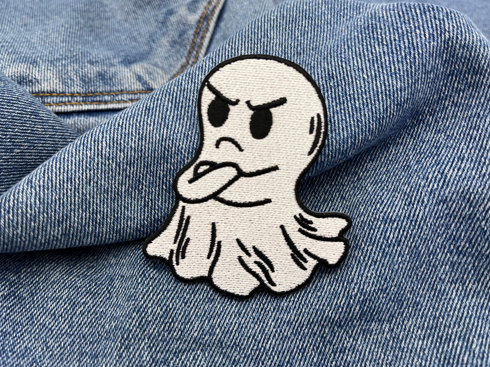 Angry Ghost Patch auf blauer Jeans