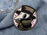 Pest Doktor Patch auf blauer Jeans
