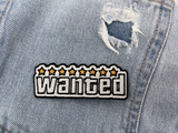 Wanted Patch auf löchriger hellblauer Jeans