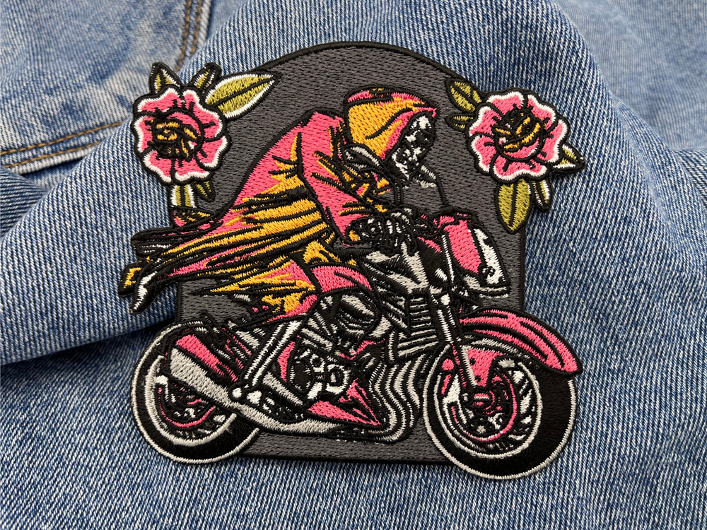 Geister Biker Patch auf blauer Jeans