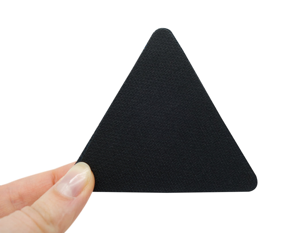 Rückseite des Klettpatches gehalten von einer Frauenhand