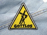 Gottlos Dreieck Patch auf hellblauer Jeans