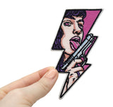 Frauenhand hält den pinken Blitz Patch