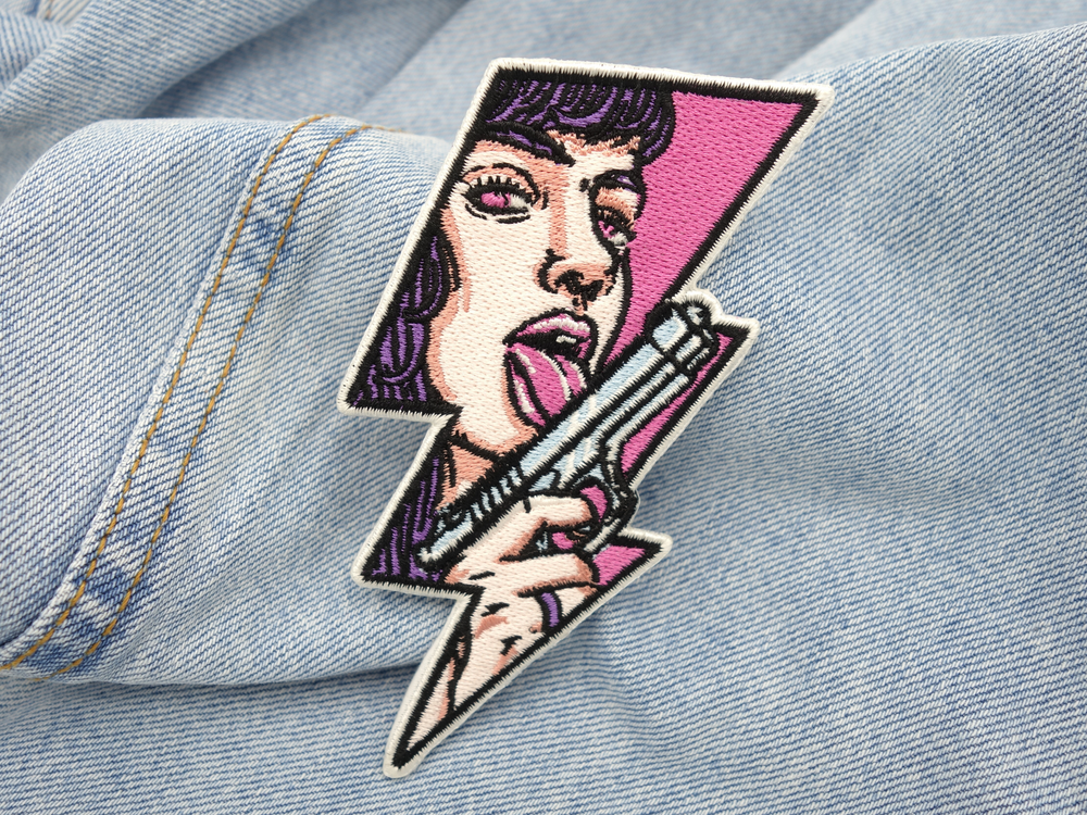 Pinker Blitz Patch auf hellblauer Jeans