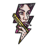 Pinker Gangster Frau mit Pistole und Zigarette Patch in Blitzform