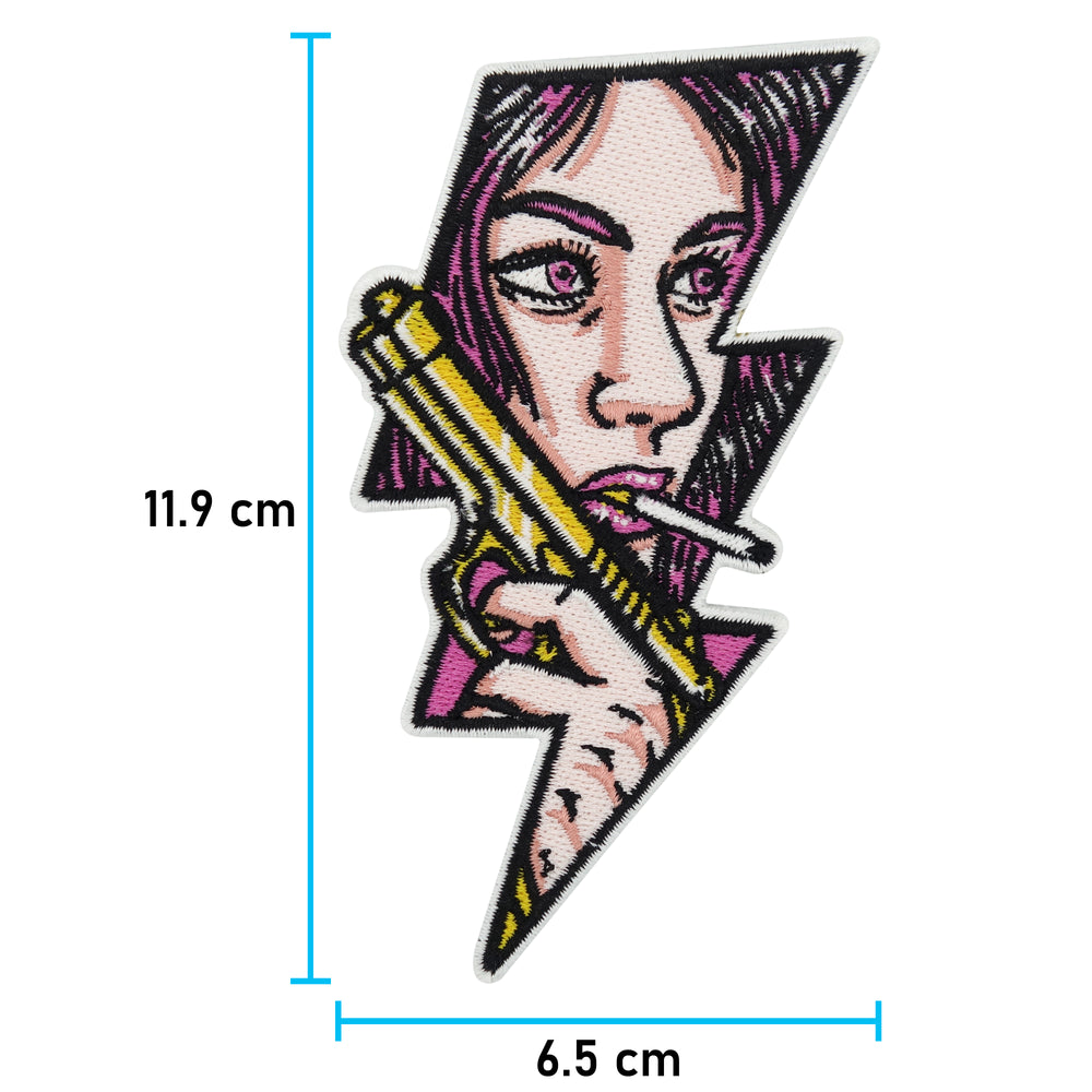 Frau mit Pistole und Zigarette Patch mit der Maße: 11,9 x 6,5 cm