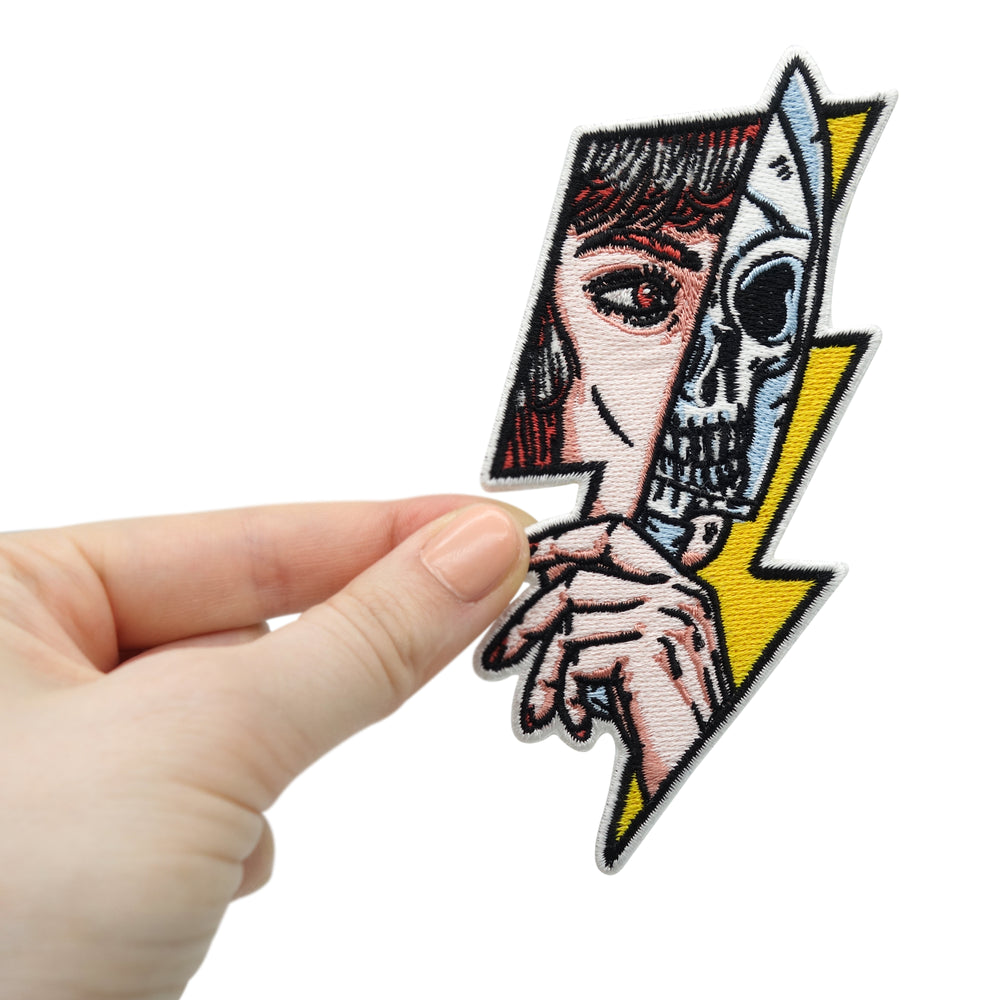 Frauenhand hält den Totenkopf Frau Patch