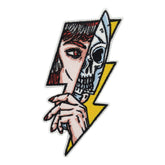 Totenkopf Frau mit Messer Patch in Blitzform
