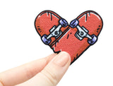 Frauenhand hält den Skateboard Herz Patch