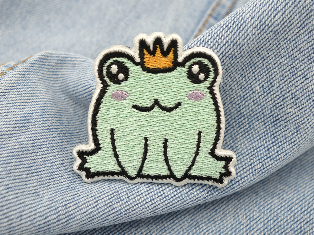 Frosch Prinz Patch auf hellblauer Jeans