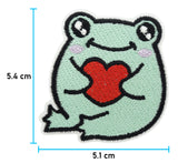 Frosch mit Herz Patch mit der Maße: 5,4 x 5,1 cm