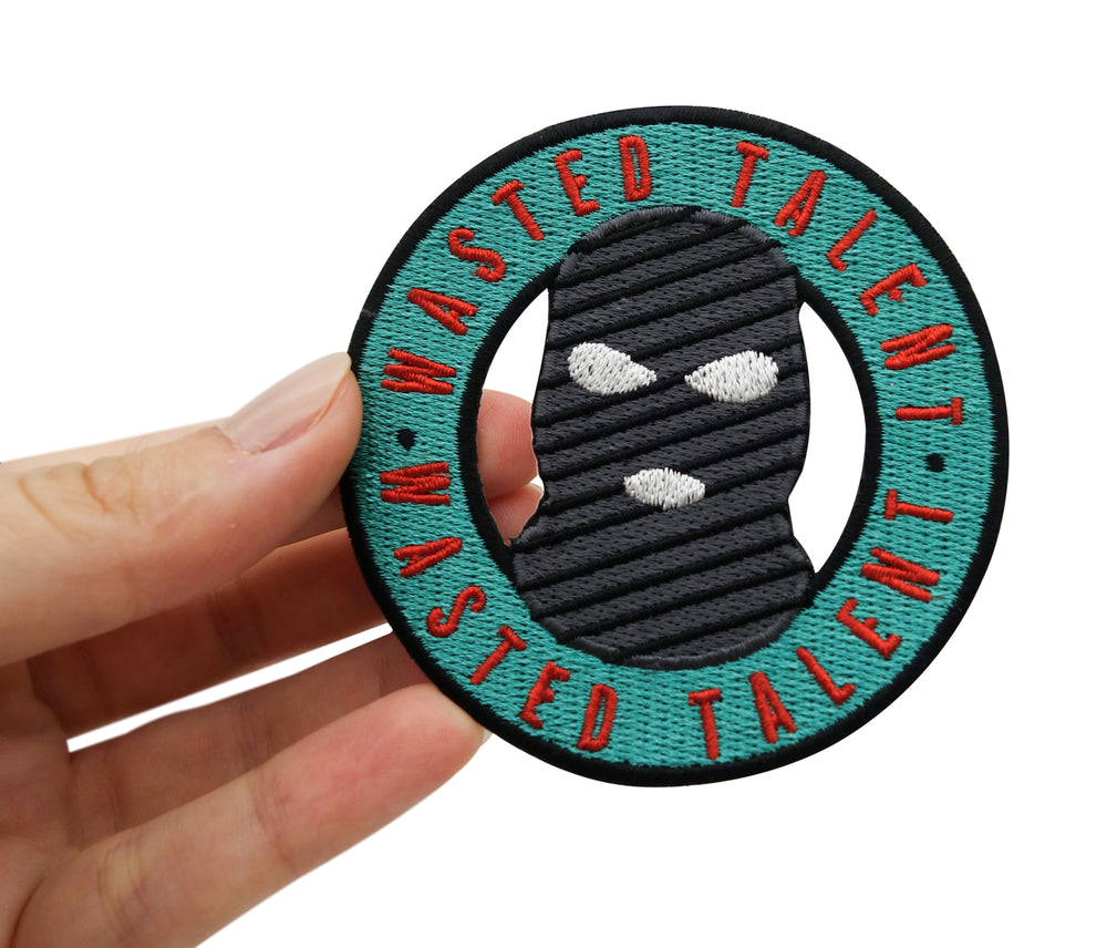 Skimasken Patch gehalten von einer Frauenhand