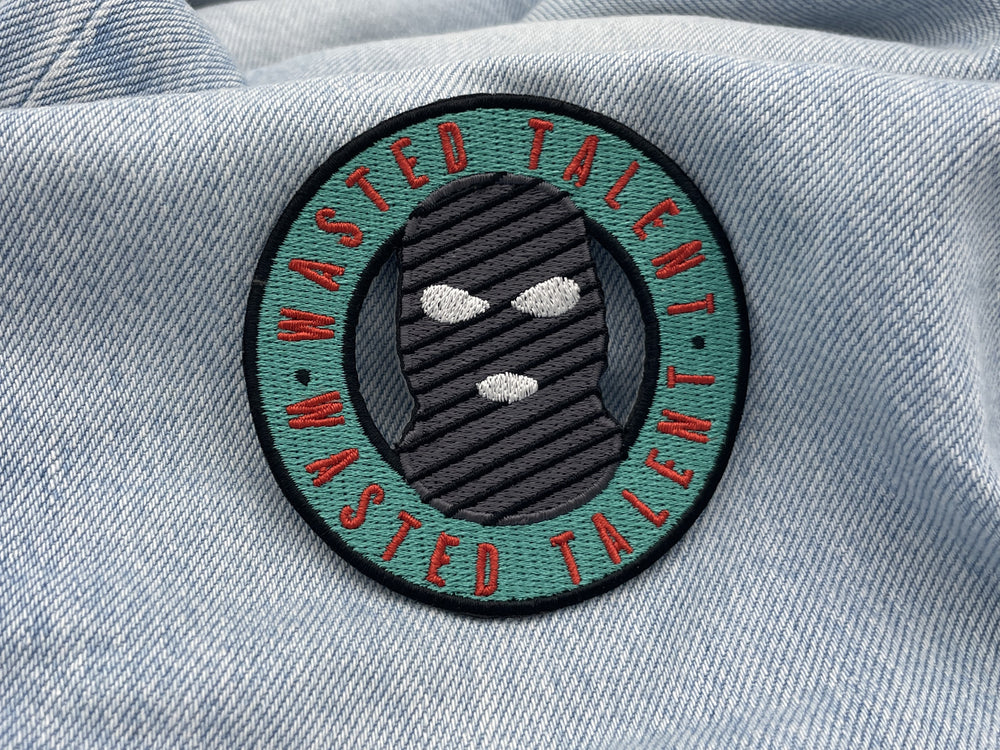 Skimasken Patch auf hellblauer Jeans