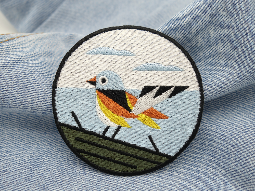 Vogel Patch auf hellblauer Jeans