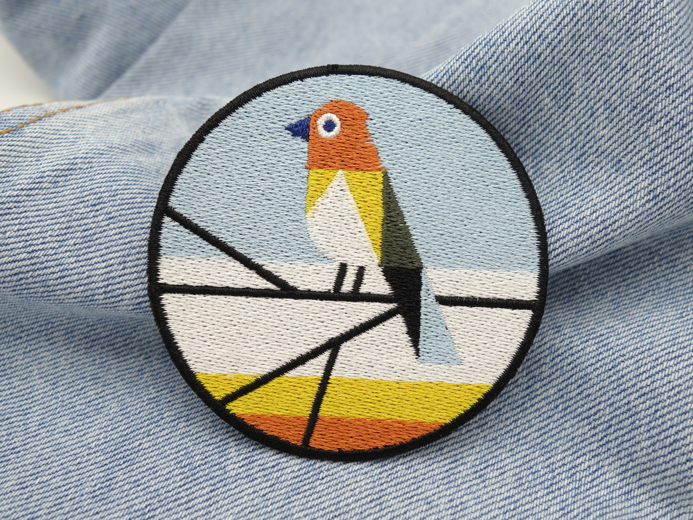 Vogel Patch auf hellblauer Jeans