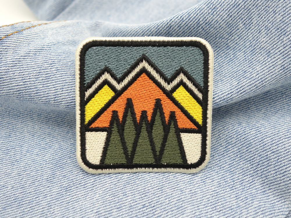 Retro Berge Patch auf hellblauer Jeans