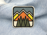 Retro Berge Patch auf hellblauer Jeans