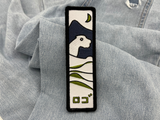 Polar Bär Klettpatch auf hellblauer Jeans