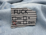 Fuck me Patch auf hellblauer Jeans