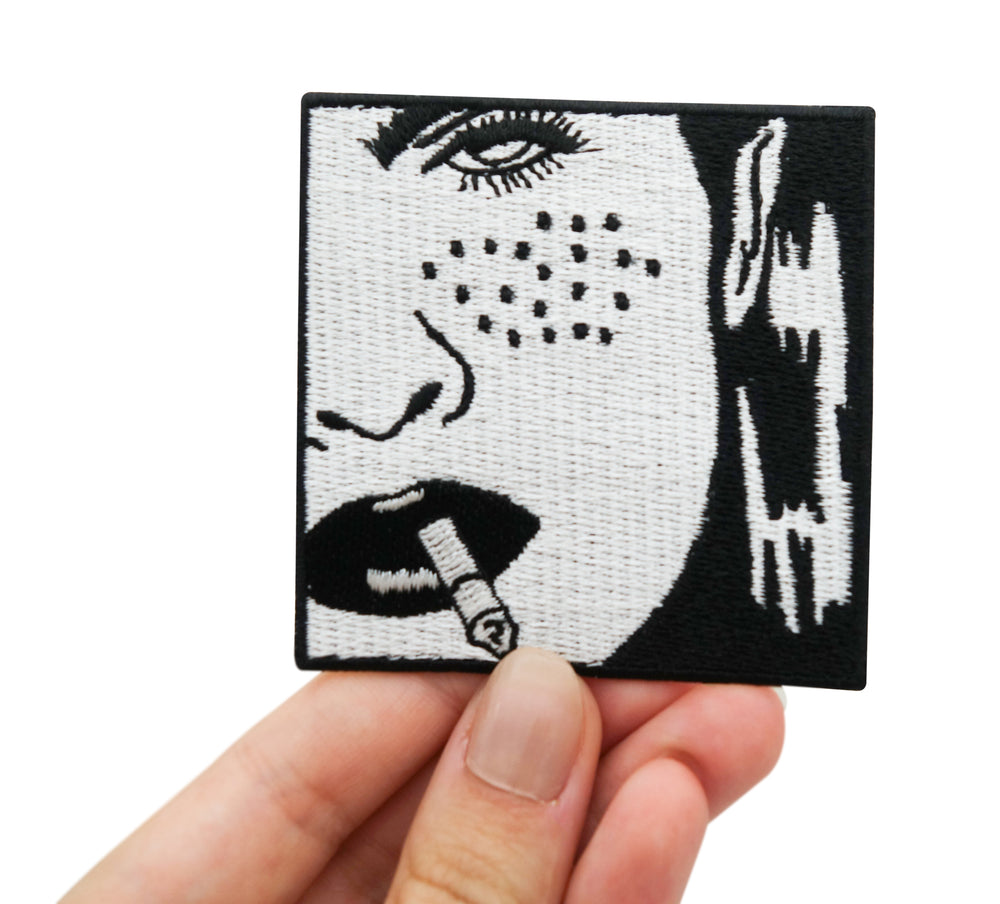 Frauenhand hält den Frau mit Zigarette Patch