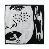 Schwarz-weißer Frau mit Zigarette Patch