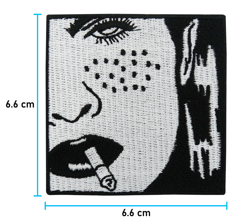 Frau mit Zigarette Patch mit der Maße: 6,6 x 6,6 cm