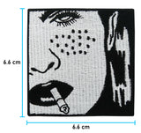 Frau mit Zigarette Patch mit der Maße: 6,6 x 6,6 cm