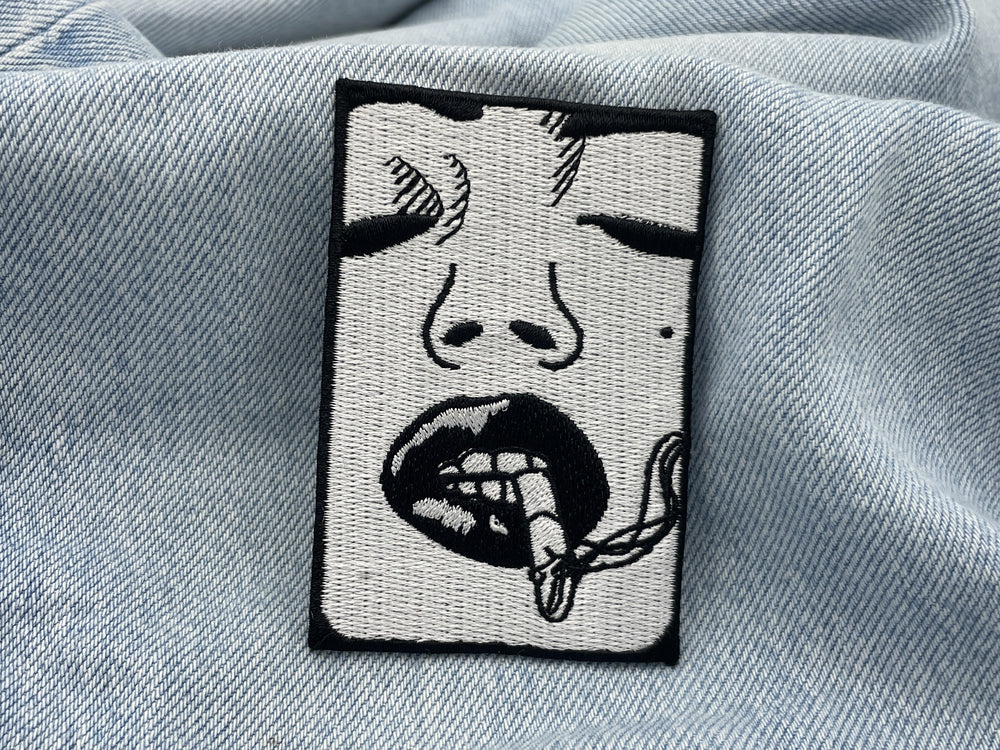 Bad Girl Patch auf hellblauer Jeans