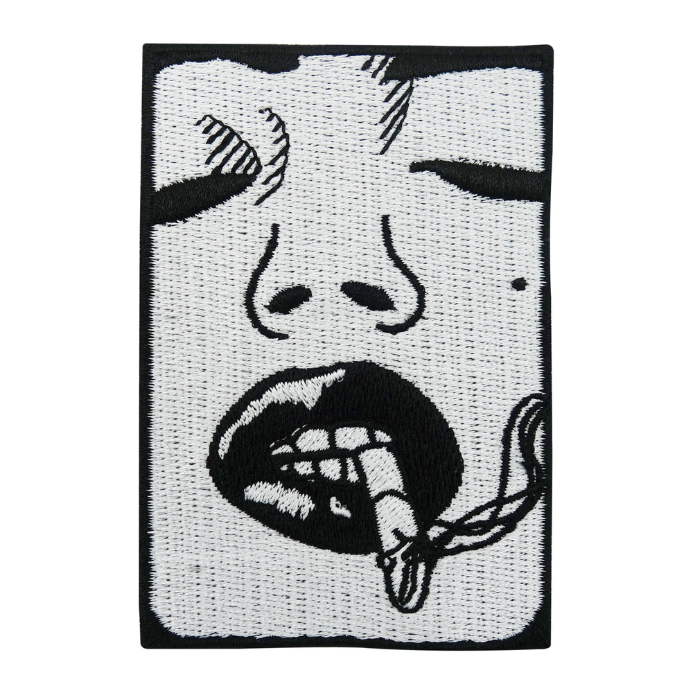 Schwarz-weißer Frau raucht eine Zigarette Patch