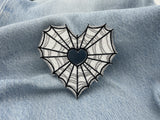 Spinnenweben Herz Patch auf hellblauer Jeans