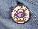 Krebs Sternzeichen Patch auf blauer Jeans