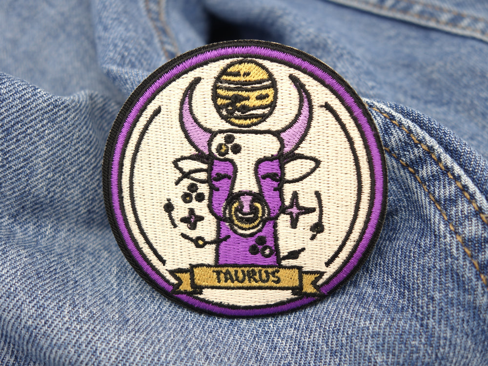 Stier Sternzeichen Patch auf blauer Jeans