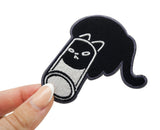 Frauenhand hält den Katze Patch