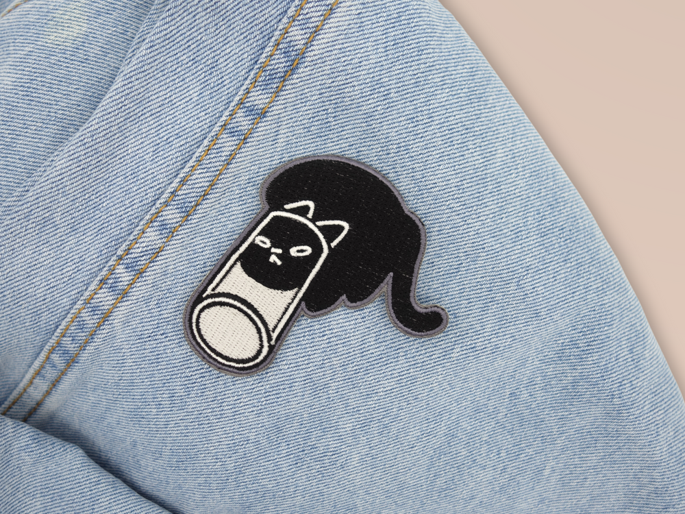 Katze im Glas Patch auf hellblauer Jeans aufgebügelt