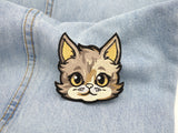 Katzenkopf Patch auf hellblauer Jeans