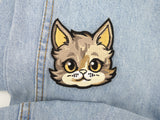 Katzenkopf Patch auf hellblauer Jeans aufgebügelt