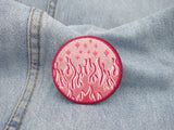 Rosa Flammen Patch auf hellblauer Jeans