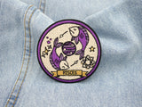 Sternzeichen Patch auf hellblauer Jeans