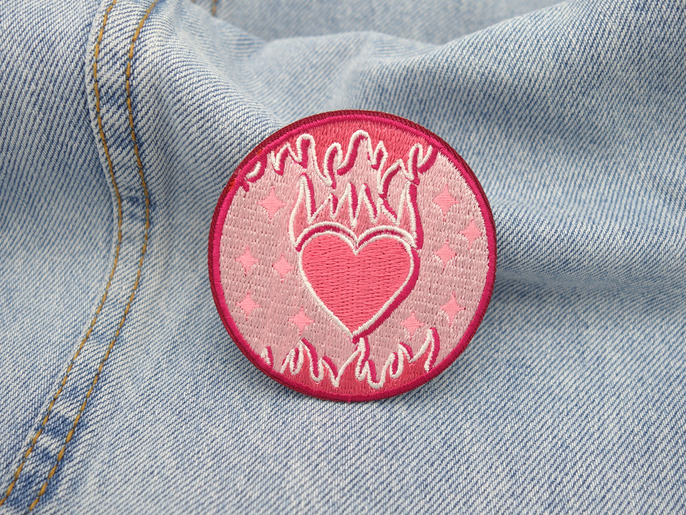 Flammendes Herz Patch auf hellblauer Jeans
