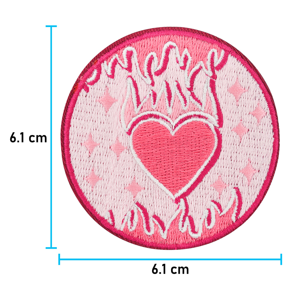 Flammendes Herz Patch mit der Maße: 6,1 x 6,1 cm