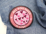 All you need is Love Patch auf blauer Jeans