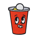 Roter Bier Pong Becher mit Gesicht Patch