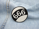 666 Billard Kugel Patch auf hellblauer Jeans