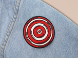 Zielscheibe Patch auf hellblauer Jeans aufgebügelt