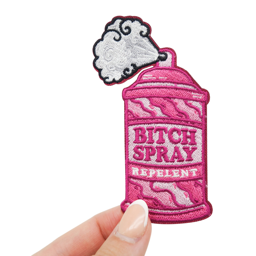 Frauenhand hält den Sprühdosen Patch